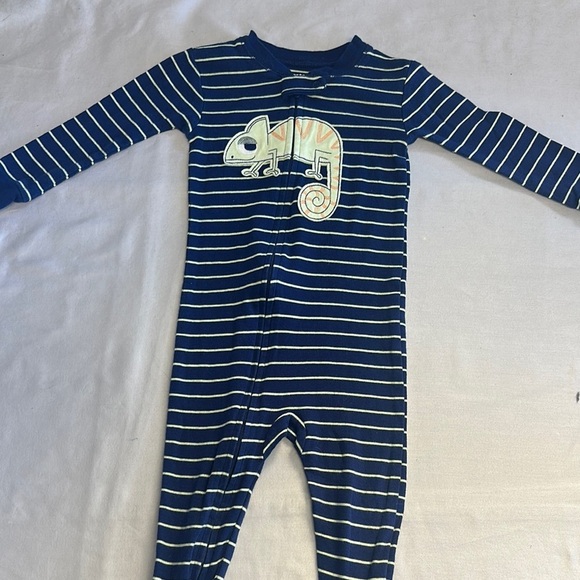 Carter's - LIKE NEW - Long Sleeve Onesie sleeper with Chameleon Graphics - Picture 2 of 4